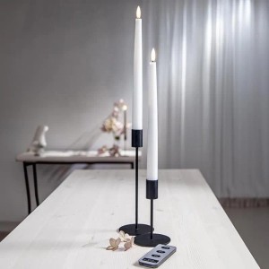 Zwei weiße LED Stabkerzen aus Echtwachs (2er Set) mit warmweißer 3D Flamme in schwarzen Haltern, Fernbedienung.