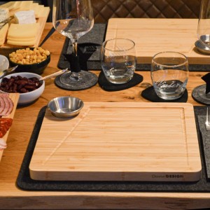 Rechteckiges Bambus Raclette Brett mit Saftrille und Metall-Dipschale. Servierplatte für 6 Personen, Küchenausstattung.