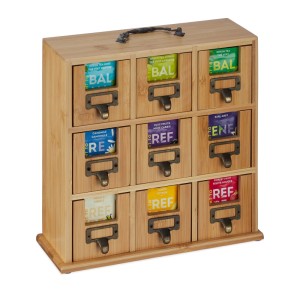 Relaxdays Teebox aus Bambus mit 9 Fächern zur Wandmontage. Teebeutel sind in den Fächern sichtbar.
