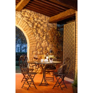 Eleo Sichtschutz Roya Metall in Anthrazit neben Gartentisch und Stühlen.