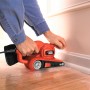 Black+Decker Bandschleifer KA86 in Aktion beim Schleifen einer Sockelleiste.