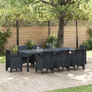 Anthrazitfarbener vidaXL Gartentisch aus Poly-Rattan mit Stühlen im Garten.