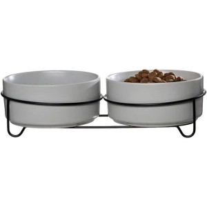 Ritzenhoff & Breker Taro Hundenapf-Set, 2 graue Näpfe mit schwarzem Napfhalter, einer gefüllt mit Futter.