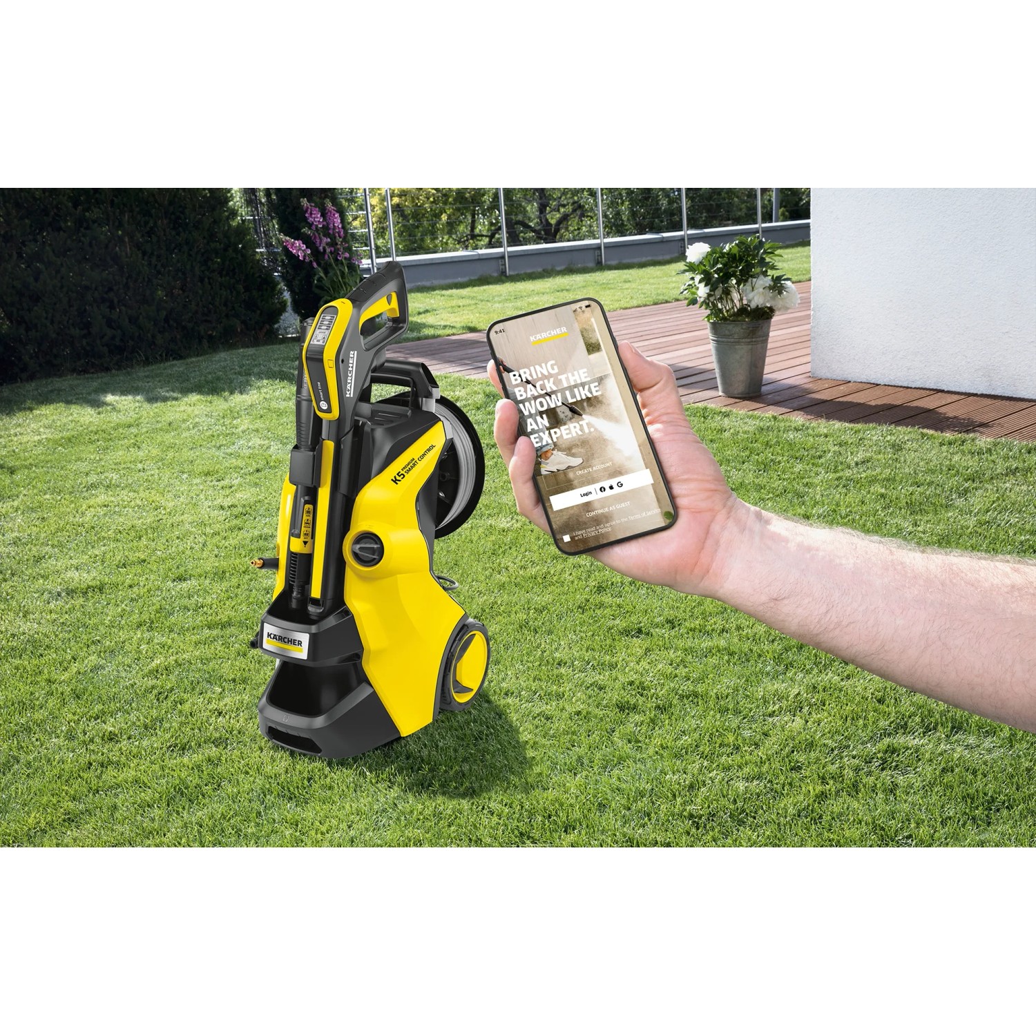 Gelber Kärcher K 5 Premium Smart Control Hochdruckreiniger mit App-Steuerung im Garten.