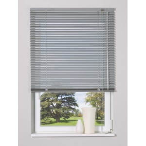 Aluminium Jalousie Burgos, 80x160 cm, Silber, vor Fenster mit Gartenblick.