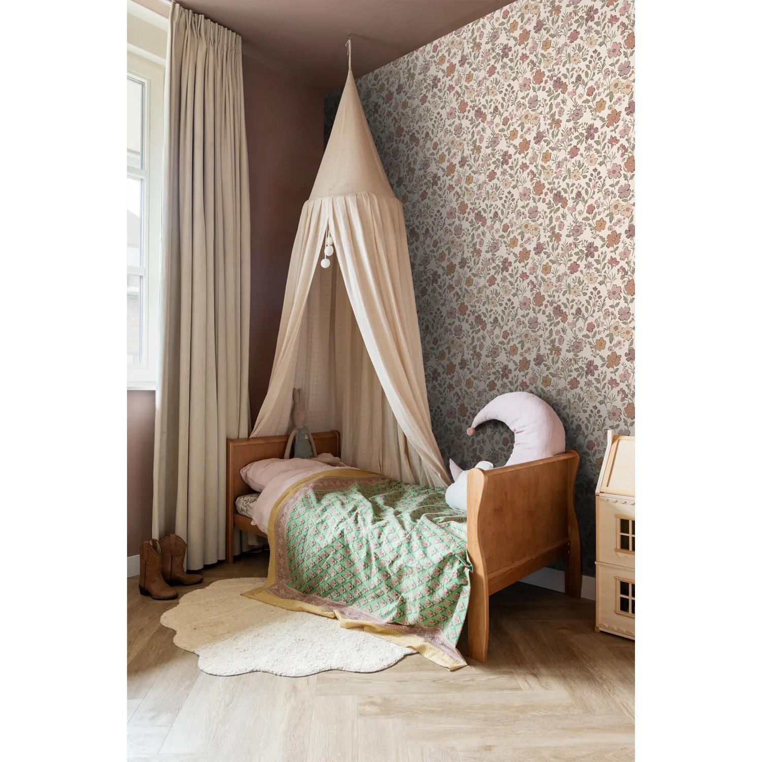 Kinderzimmer mit ESTAhome Vliestapete Blumen in Aubergine, Violett, Graugrün und Terrakotta.