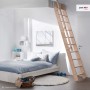 Raumspartreppe Easy Step aus Massivholz Buche mit einseitigem Geländer in modernem Schlafzimmer.