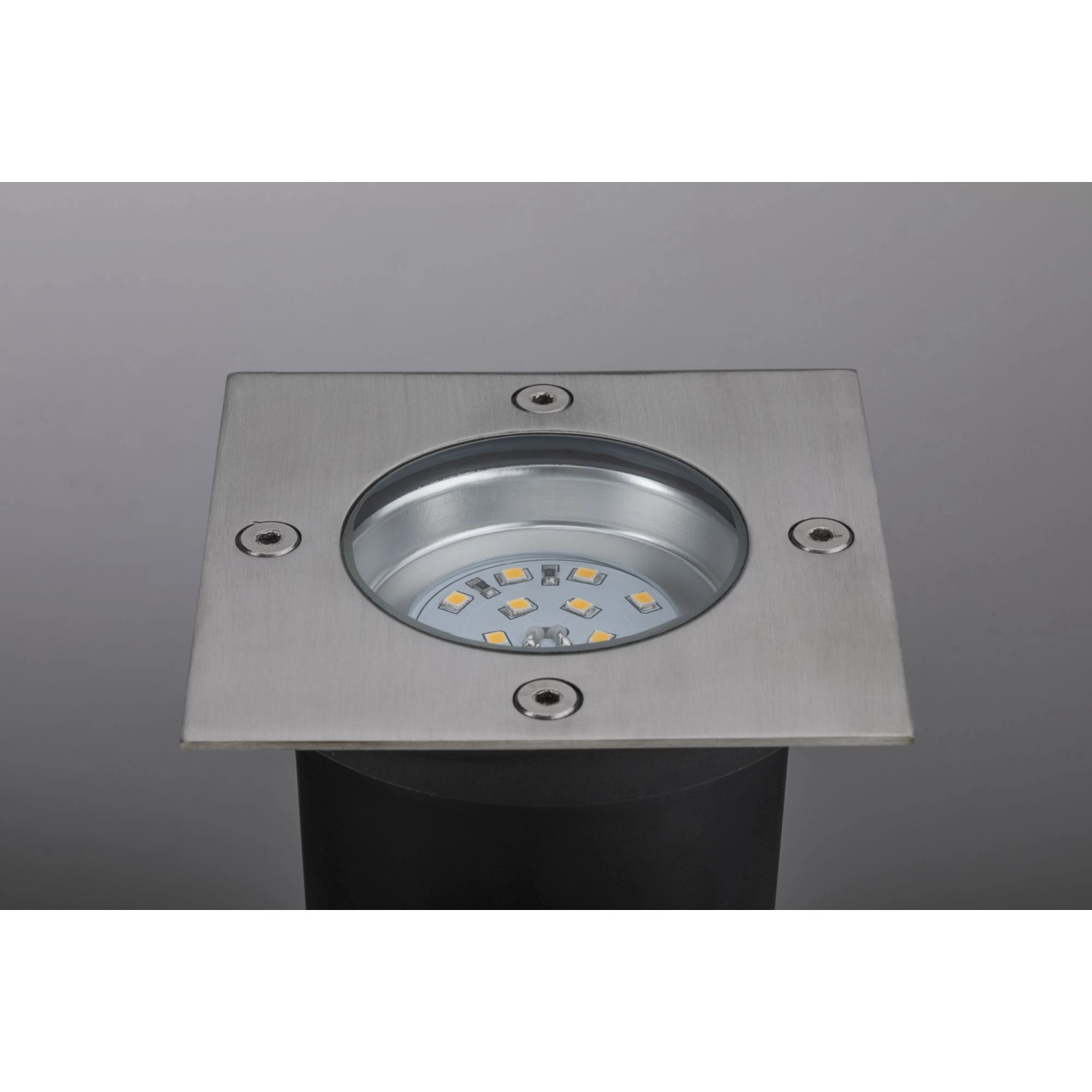Eckige Paulmann Plug & Shine Bodeneinbauleuchte aus Edelstahl mit warmweißem Licht.