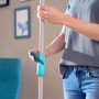 Frau bedient Leifheit Clean Twist Disc Mop Ergo Reinigungsgerät.