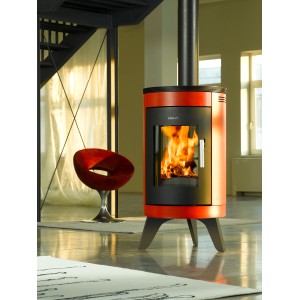 Wamsler City Kaminofen, Stahl schwarz, 7 kW, mit brennendem Feuer im Wohnraum.