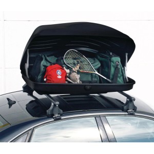 Auto-Dachbox G3 220 l Schwarz Matt auf Autodach mit Gepäck wie Taschen und Schläger.