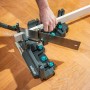 Wolfcraft Japansäge in Aktion mit Schmiege und Gehrungsschneidlade beim Sägen eines Werkstücks.