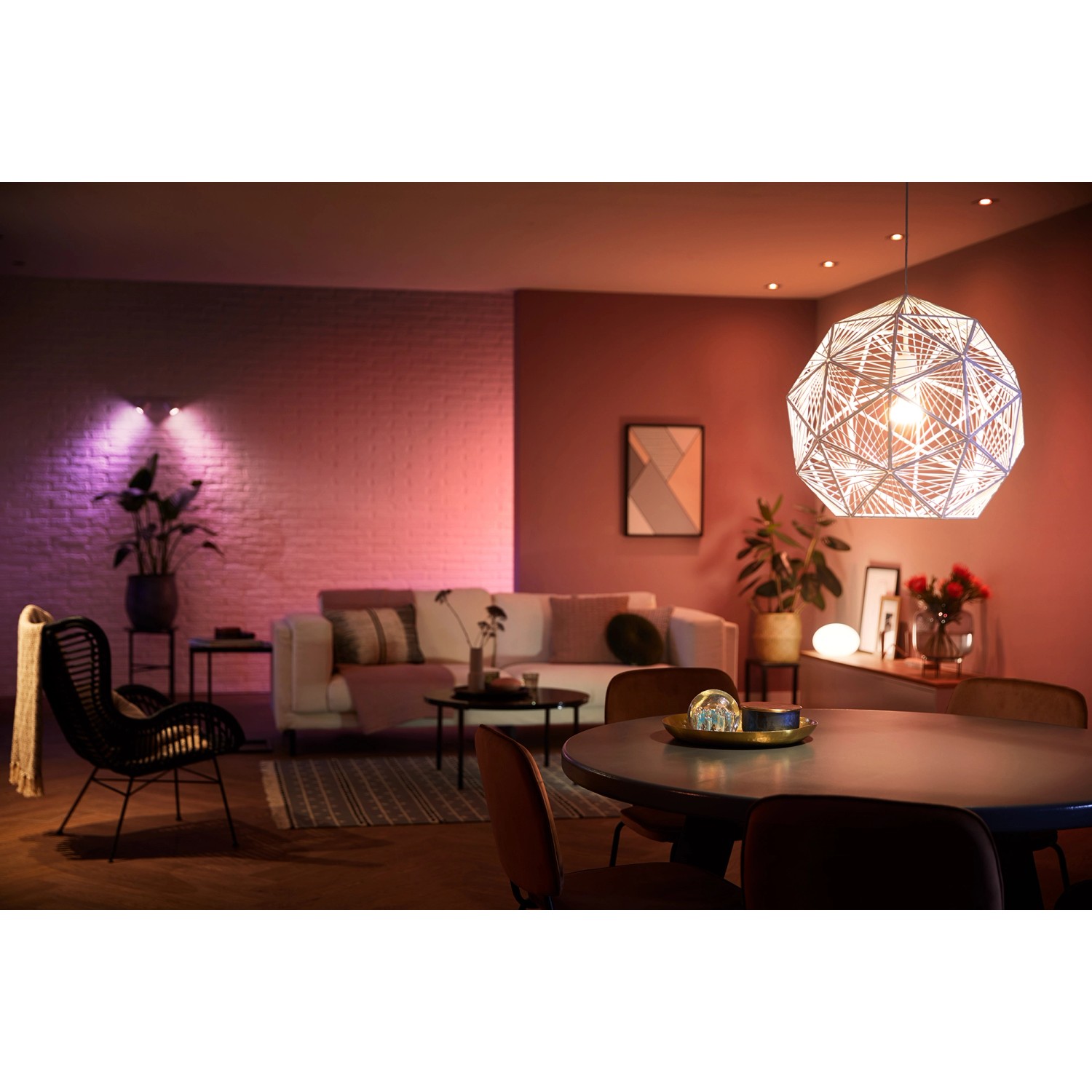 Philips Hue E14 LED Lampe in Wohnraum-Szene mit farbiger Beleuchtung.