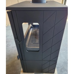 Plamen Gusskaminofen ECO 50, 12 kW, Detailansicht: Schwarzer Kaminofen mit Sichtscheibe und Gussmuster.