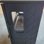 Plamen Gusskaminofen ECO 50, 12 kW, Detailansicht: Schwarzer Kaminofen mit Sichtscheibe und Gussmuster.