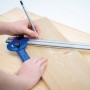 LUX Trockenbaulineal 35 cm im Einsatz: Anzeichnen eines Werkstücks mit Bleistift.
