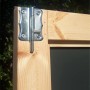 Detailaufnahme: Verschlussriegel am Holz-Gartenhaus Bertilo, Anthrazit-Grau.