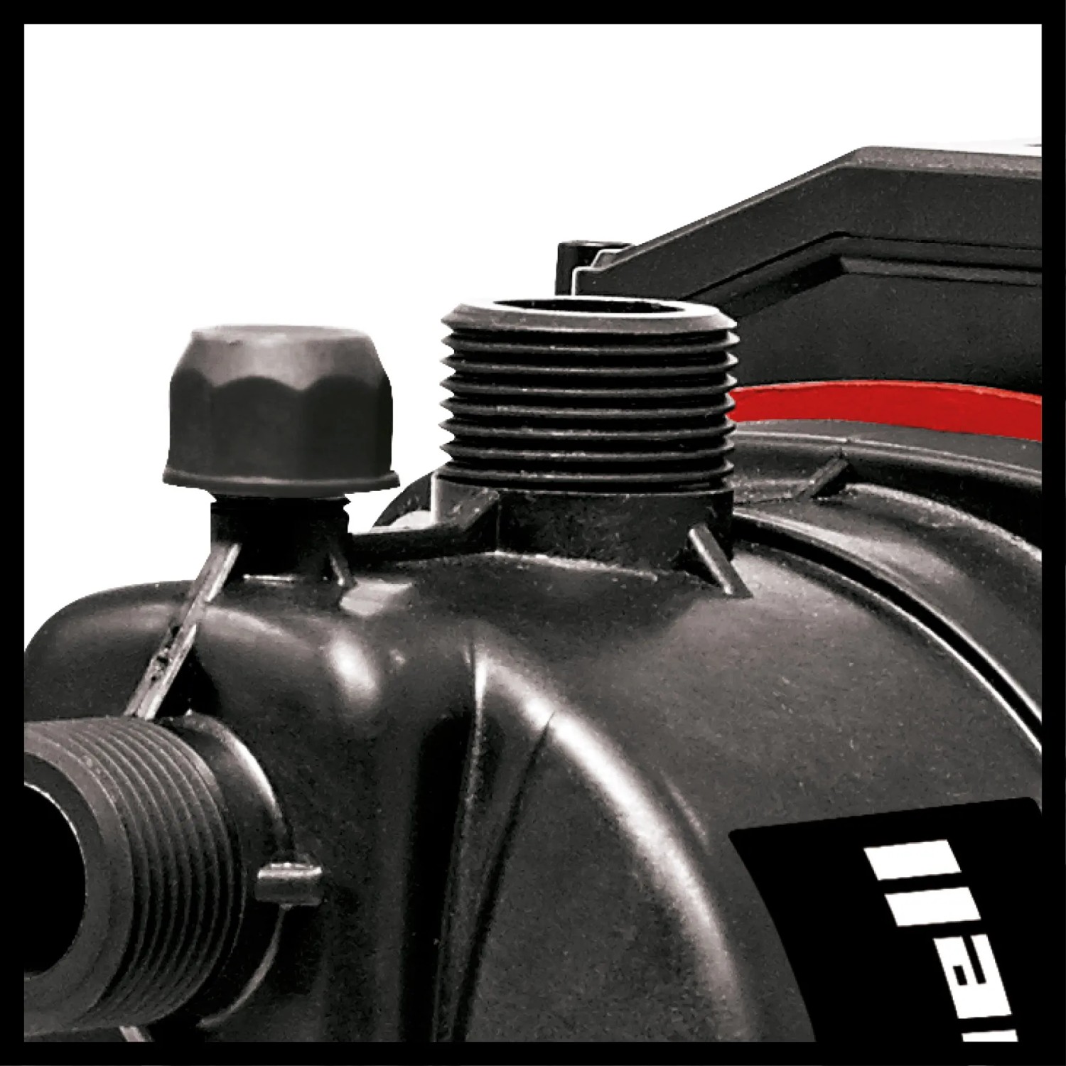 Detailaufnahme: Einhell GC-WW 6839 Hauswasserwerk, schwarzes Kunststoffgehäuse mit Gewindeanschlüssen.
