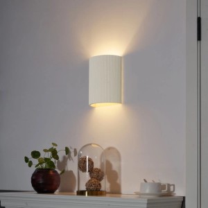 Beige, ovale QAZQA Skandinavische Wandleuchte mit Rippenstruktur, strahlt warmes Up- & Downlight an die Wand.