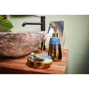 baliv Dark Wonder Seifenspender in Braun-Blau aus Keramik im Badezimmer.