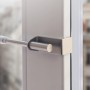 Bestlivings Klemmstange Spannvitrage Twist, 60-90 cm, Silber, Detailansicht der Befestigung am Fenster.