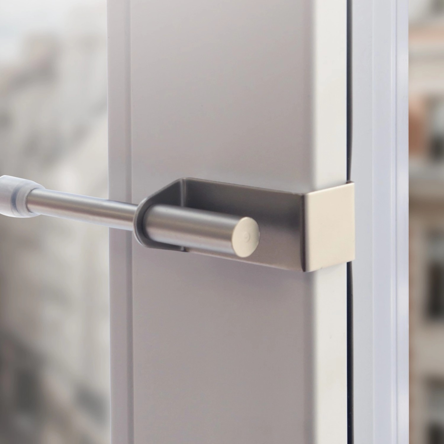 Bestlivings Klemmstange Spannvitrage Twist, 60-90 cm, Silber, Detailansicht der Befestigung am Fenster.