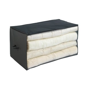 Wenko Jumbo Box Deep Black, gefüllt mit Textilien, zur staubfreien Aufbewahrung.