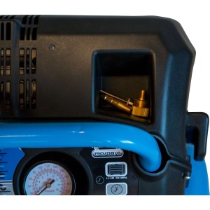 Detailaufnahme Güde Airpower 190/08/6 Kompressor mit Manometer und Zubehör im Fach.