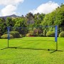SPORTNOW Badmintonnetz aus Metall, blau, höhenverstellbar, auf grünem Rasen. Für Spiel & Spaß im Garten.