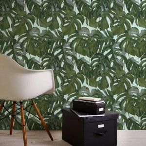Michalsky Living Tapete mit grün-blauen Monstera-Blättern für ein modernes Wohnambiente.