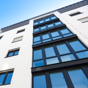 Gebäude mit Fenstern, die mit Venilia Tönungs-Fensterfolie beklebt sind.