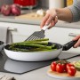 Fackelmann Pfanne Arcadalina 28 cm mit Spargel auf Induktionsherd. Keramikbeschichtung, weiß.
