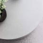 Grauer ebuy24 Lissabon Gartentisch Beistelltisch Ø60 mit Pflanze.