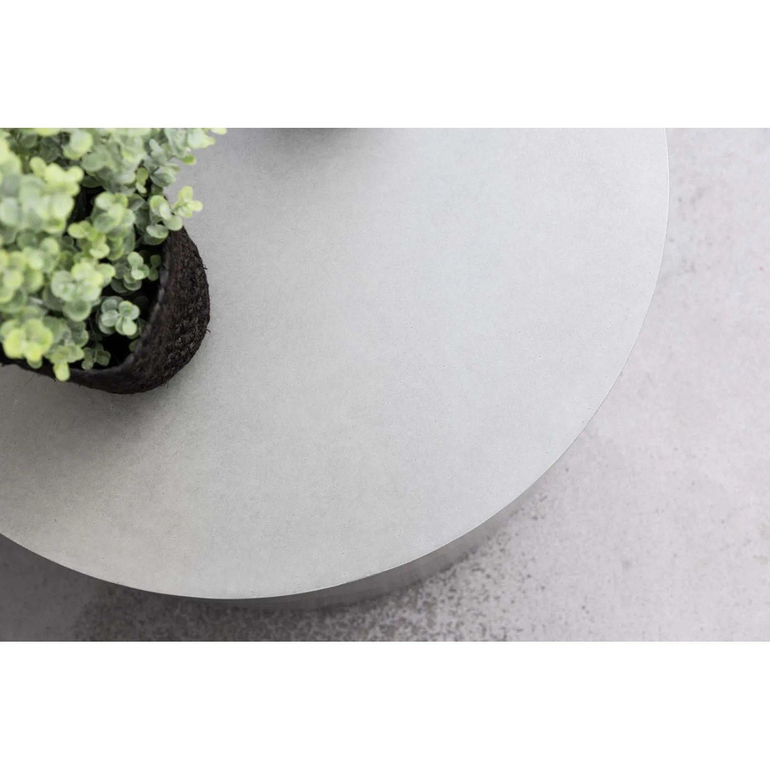 Grauer ebuy24 Lissabon Gartentisch Beistelltisch Ø60 mit Pflanze.