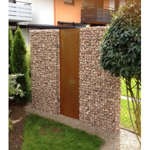 Gabiona Gabionenzaun (100x52x17 cm) mit Rost-Tür, gefüllt mit Steinen, im Garten.