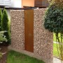 Gabiona Gabionenzaun (100x52x17 cm) mit Rost-Tür, gefüllt mit Steinen, im Garten.
