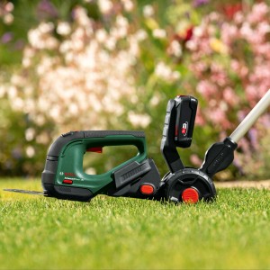 Bosch AdvancedShear 18V-10 Akku-Grasschere mit Verlängerung zum Kantenschneiden im Garten.