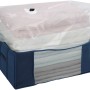 Wenko Vakuum Soft Box Air L Blau mit Textilien und Vakuumbeutel für platzsparende Aufbewahrung.