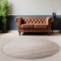 Beiger, runder Ayyildiz Kurzflorteppich Sky 5400 (Ø 120 cm) im Wohnzimmer.