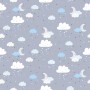 Kindertapete mit Wolken, Mond und Sternen in Blau, Grau und Weiß. Matte Oberfläche.
