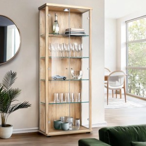 Buchefarbener K-Möbel Vitrinenschrank mit LED-Beleuchtung und Glasböden.