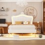 Weißes okwish Polsterbett 90x200 mit LED-Leuchten im Kinderzimmer.