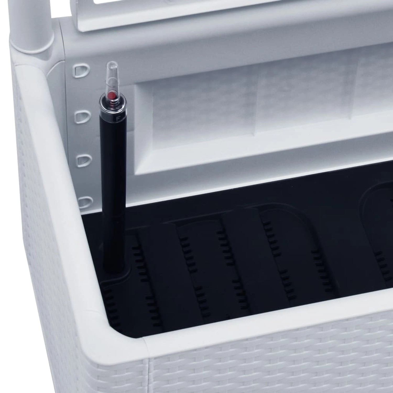 Detailaufnahme: Weißes Hochbeet mit Spalier, Selbstbewässerung und Füllstandsanzeige.