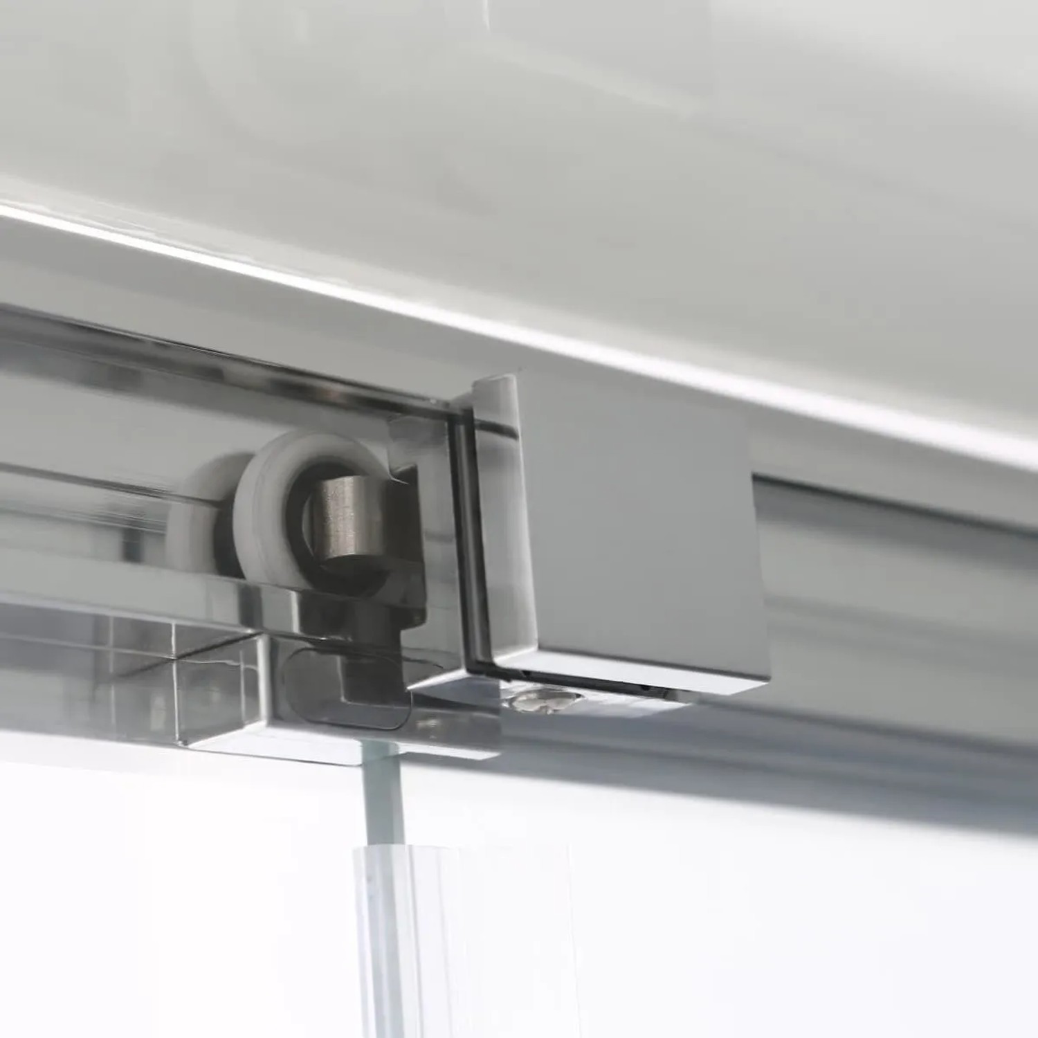 Detailansicht der Chrom-Schiebetürrolle einer Duschbox aus Sicherheitsglas. Präzise Mechanik für die Schiebetür der Dusche.