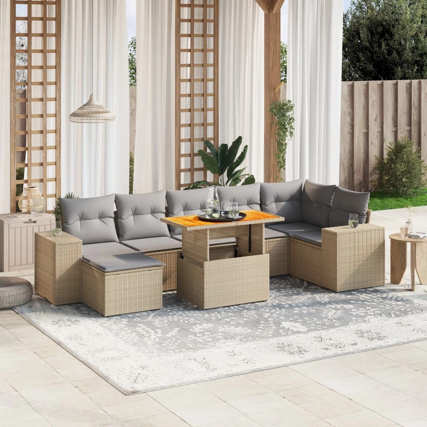 Beige 8-tlg. Garten-Sofagarnitur aus Poly Rattan mit hellgrauen Kissen und höhenverstellbarem Tisch.