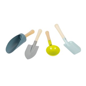 Vier bunte Handschaufeln aus Metall mit Holzgriffen. Kompaktes Spielzeug-Set für Kinder, Sandkiste & Garten.