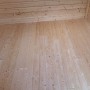 Innenansicht Gartenhaus weka 122, Holzwände und -boden aus hellem Holz.
