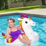 Frau auf Bestway Schwimmring Einhorn im Pool. Buntes Einhorn Design.