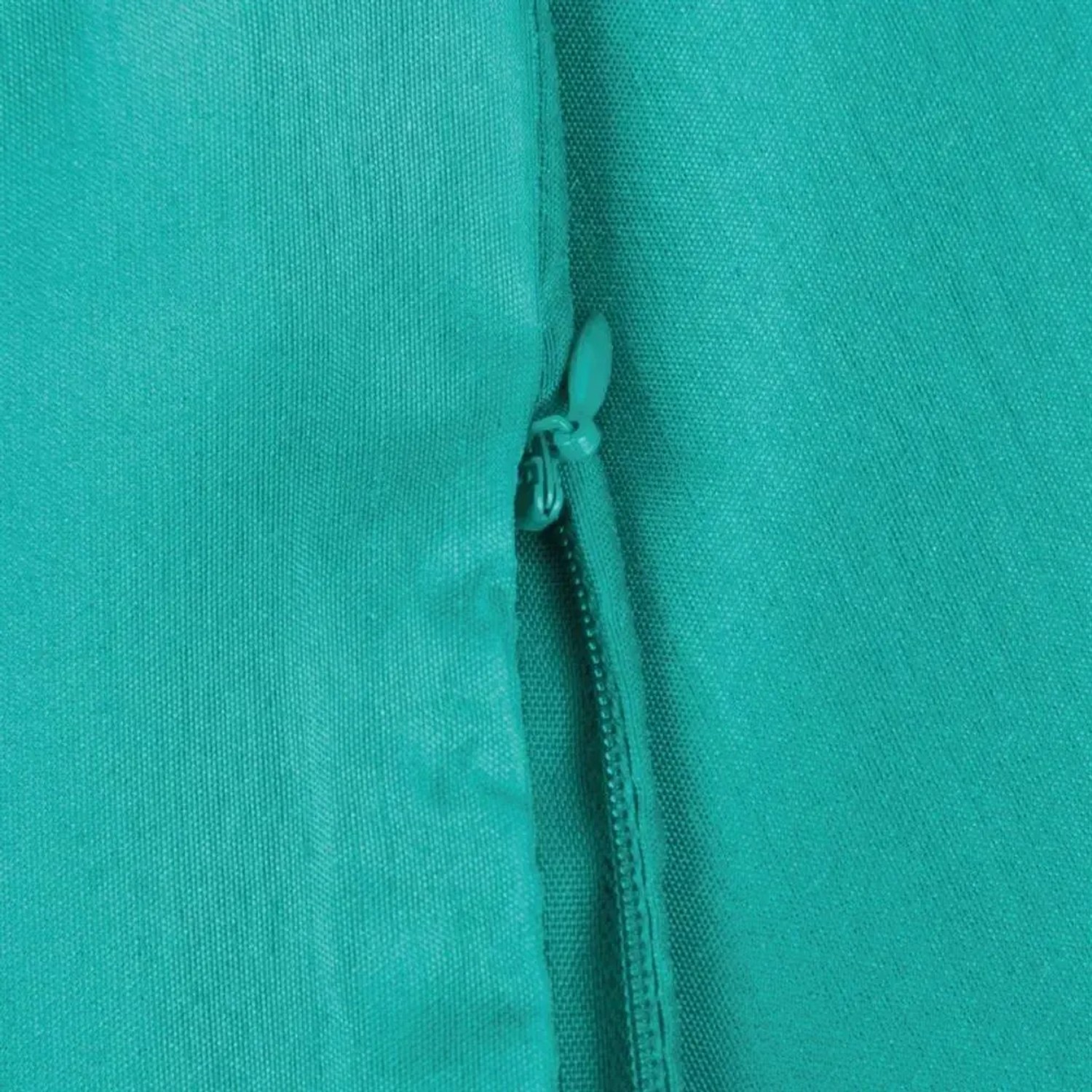 Detailaufnahme: Türkise Arsvita Kissenhülle Alessia mit Reißverschluss, 60x60 cm.