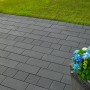 Verlegte Kann Vero Maxx Pflastersteine Graphit (40x20x7,5 cm) mit Blumenkübel und Rasen im Hintergrund.